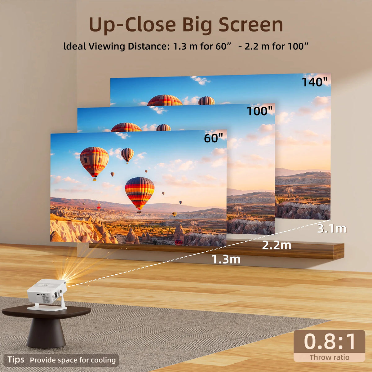 Proyector mini blanco sobre base con lente frontal, en uso proyectando imagen.