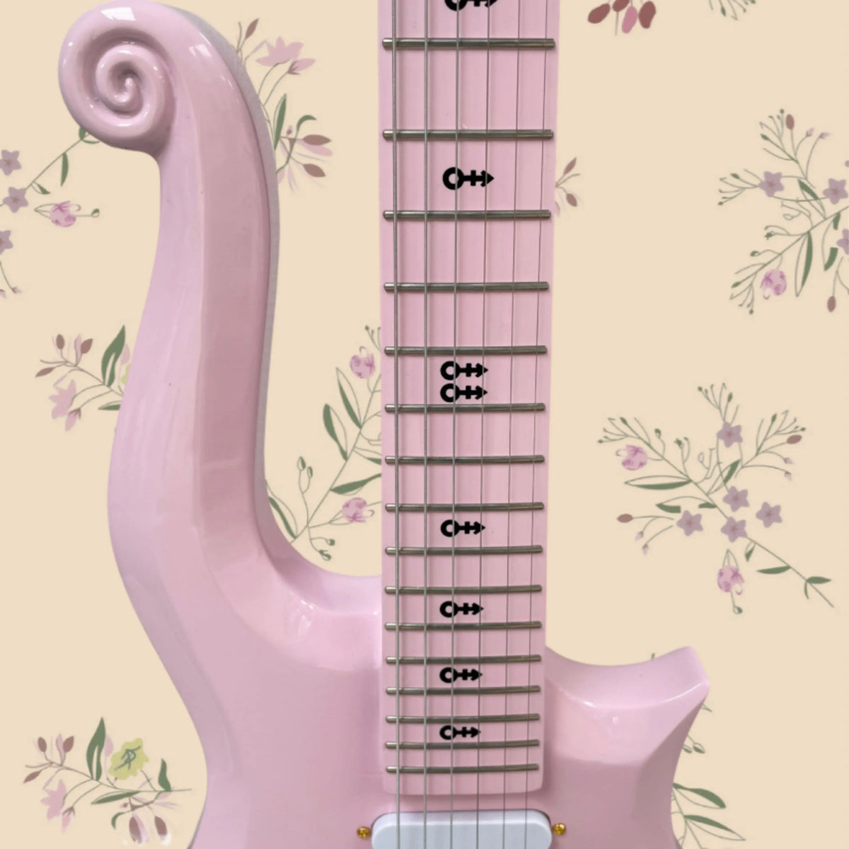 Guitarra eléctrica rosa con diseño de cabeza en espiral, elegante y moderna, con pastillas S+H y puente dorado fijo. La guitarra ideal para las jóvenes que están empezando.