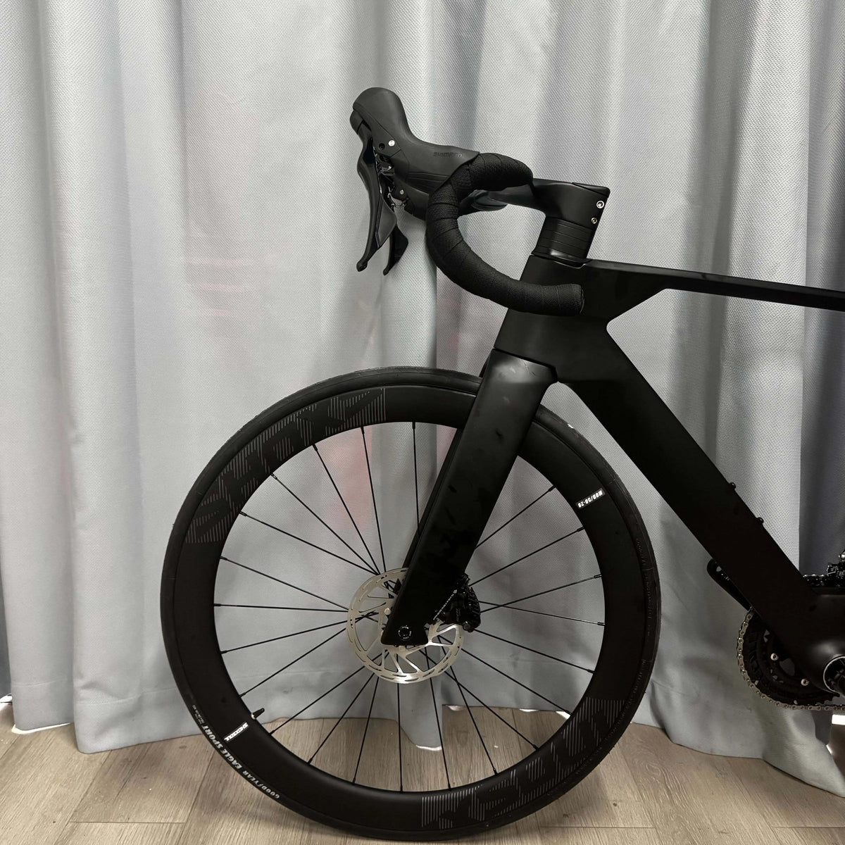 OEM 2 Carbon Fiber Aero Hardtail Road Bike 700C 24 Speed Mechanical Shifting Hydraulic Disc Brake Lightweight Racing Bike