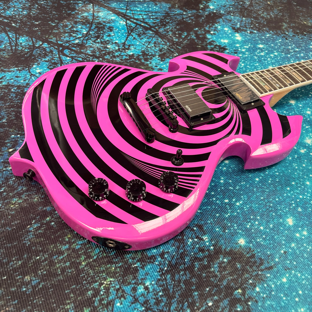 Guitarra eléctrica morada, diapasón de palisandro con incrustaciones de abulón y nácar, 22 trastes, pastillas de doble bobina.