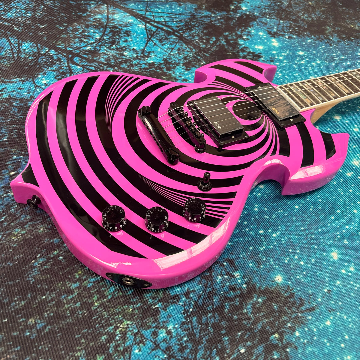 Guitarra eléctrica morada, diapasón de palisandro con incrustaciones de abulón y nácar, 22 trastes, pastillas de doble bobina.