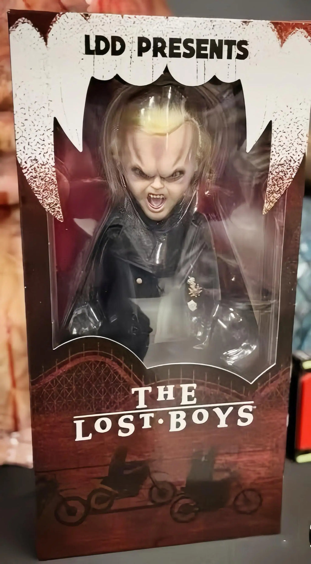 Figura de acción coleccionable de terror Mezco Toyz Living Dead Dolls The Lost Boys David de 10 pulgadas para coleccionistas adultos de terror