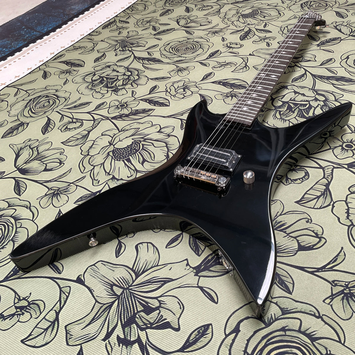 Guitarra eléctrica negra de 6 cuerdas, guitarra eléctrica con pastillas humbucker de alto rendimiento, guitarra eléctrica estilo heavy rock y shred.