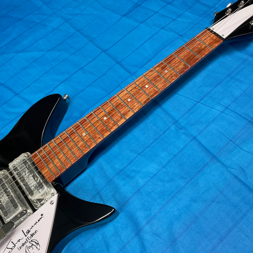 Nueva guitarra Rick Signature 325 negra 2026 con herrajes cromados