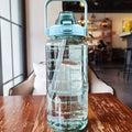 Botella de agua portátil de 2L, taza de agua con pajita de plástico de gran capacidad, botella de bebida con marcador de tiempo para deportes al aire libre y Fitness