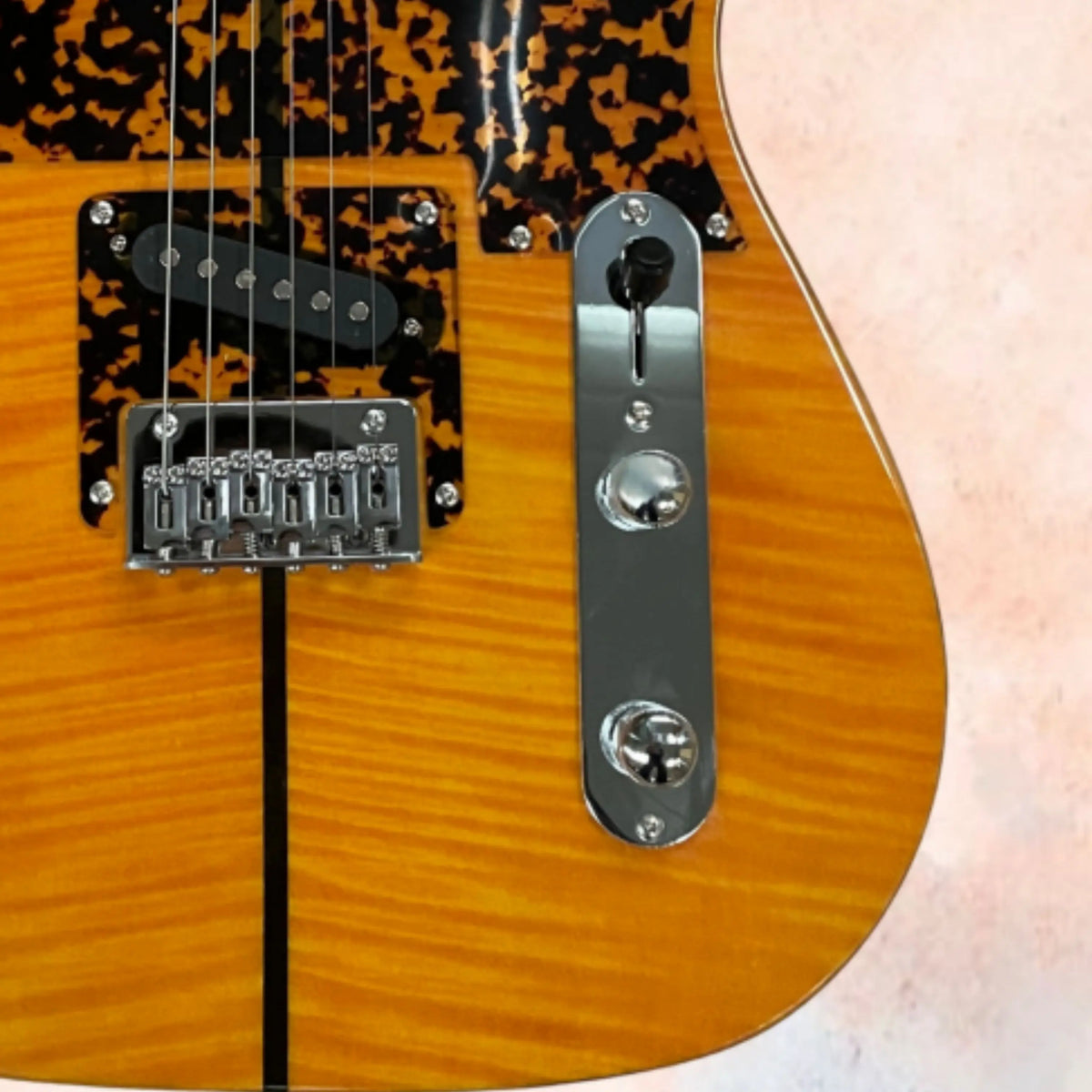 Guitarra eléctrica de cuerpo macizo en color ámbar, con pastillas de acero inoxidable, diapasón de arce y herrajes plateados. Guitarra con un encanto retro, ideal para tocar y coleccionar.