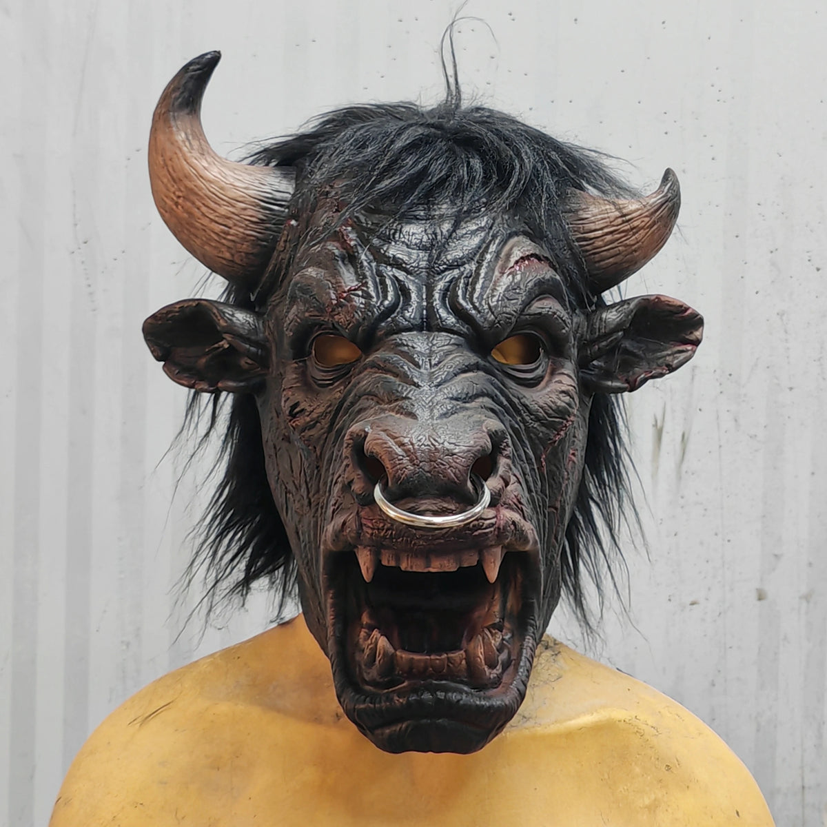 Máscara de Toro Aterradora con Cuernos, Anillo Nasal, Colmillos y Pelo Negro para Disfraz de Halloween, Cosplay, Fiesta, Accesorio de Cabeza de Animal