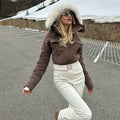 Traje de esquí de una sola pieza con detalles de piel sintética, estilo envolvente, para mujer, con capucha, ideal para practicar snowboard, para uso casual, estilo urbano, moda de alta gama, novedad.