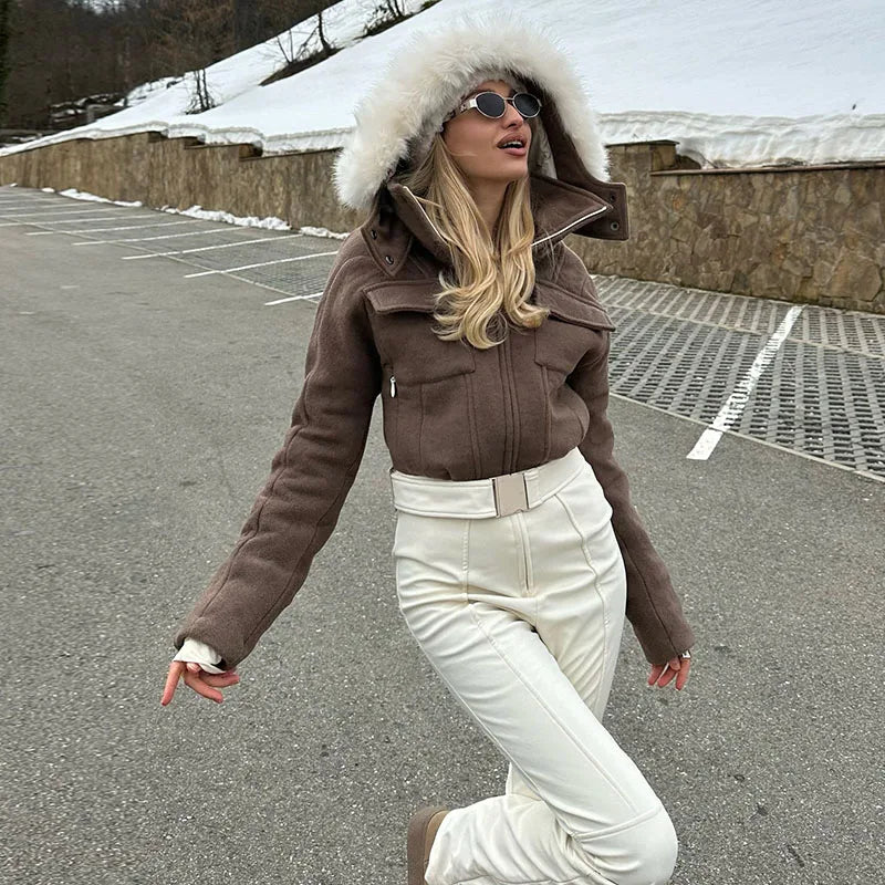 Traje de esquí de una sola pieza con detalles de piel sintética, estilo envolvente, para mujer, con capucha, ideal para practicar snowboard, para uso casual, estilo urbano, moda de alta gama, novedad.