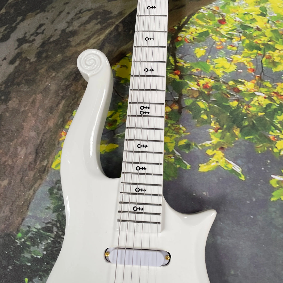 Guitarra eléctrica minimalista de lujo en blanco puro, cuerpo de palisandro con herrajes chapados en oro, guitarra eléctrica de rock.