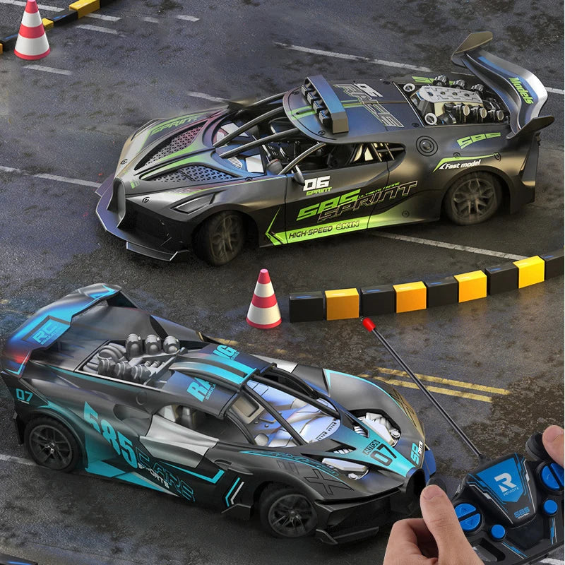 Dos carros RC teledirigidos de deriva, uno azul y otro plateado-verde, con mando.