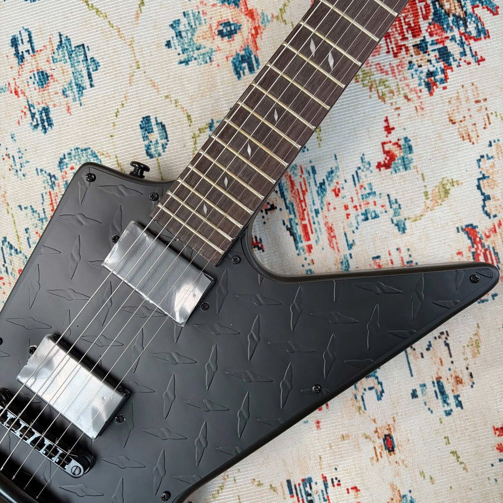 Guitarra eléctrica Black Diamond Plate V, con pastillas pasivas, 22 trastes, puente fijo, estilo thrash metal, un regalo ideal para guitarristas.