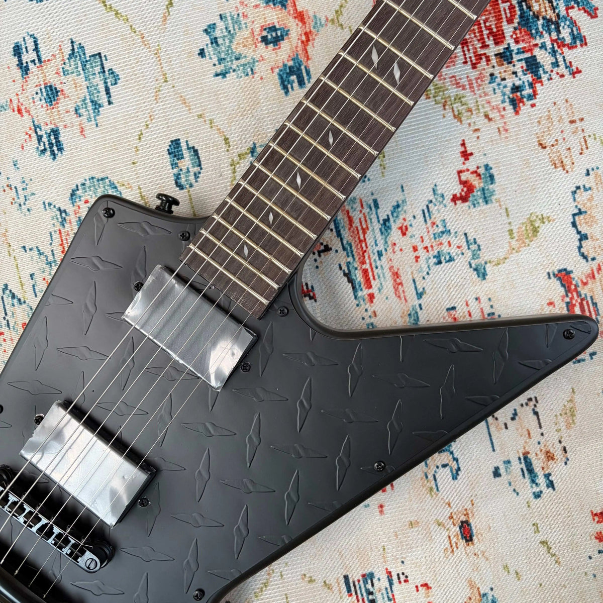 Guitarra eléctrica Black Diamond Plate V, con pastillas pasivas, 22 trastes, puente fijo, estilo thrash metal, un regalo ideal para guitarristas.