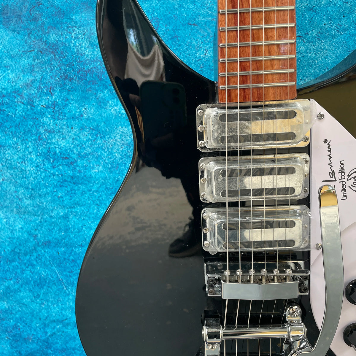 Guitarra eléctrica de 6 cuerdas, Signature Edition, sistema de trémolo, herrajes plateados, guitarra eléctrica para práctica avanzada.