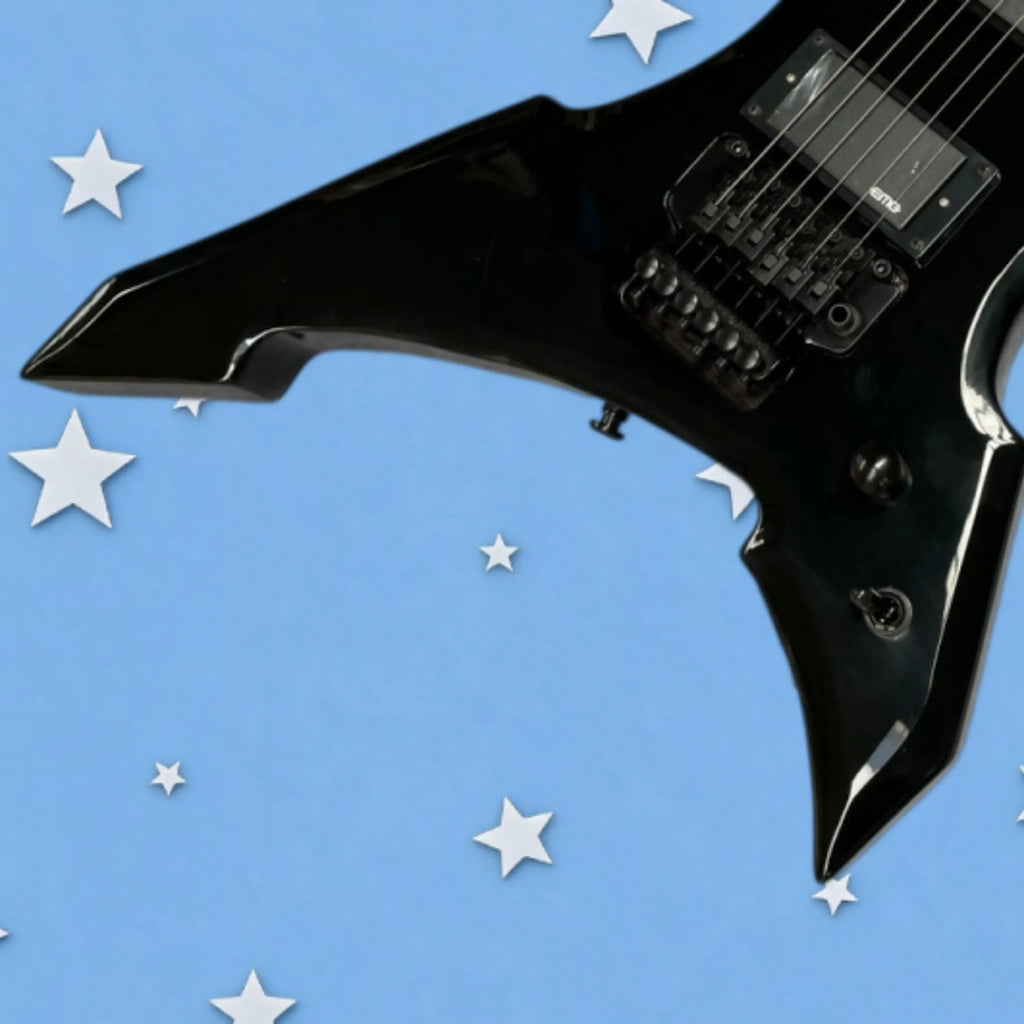 Guitarra eléctrica de diseño angular y color negro intenso, con herrajes completamente negros, pastillas HH, una guitarra de metal distinguida.
