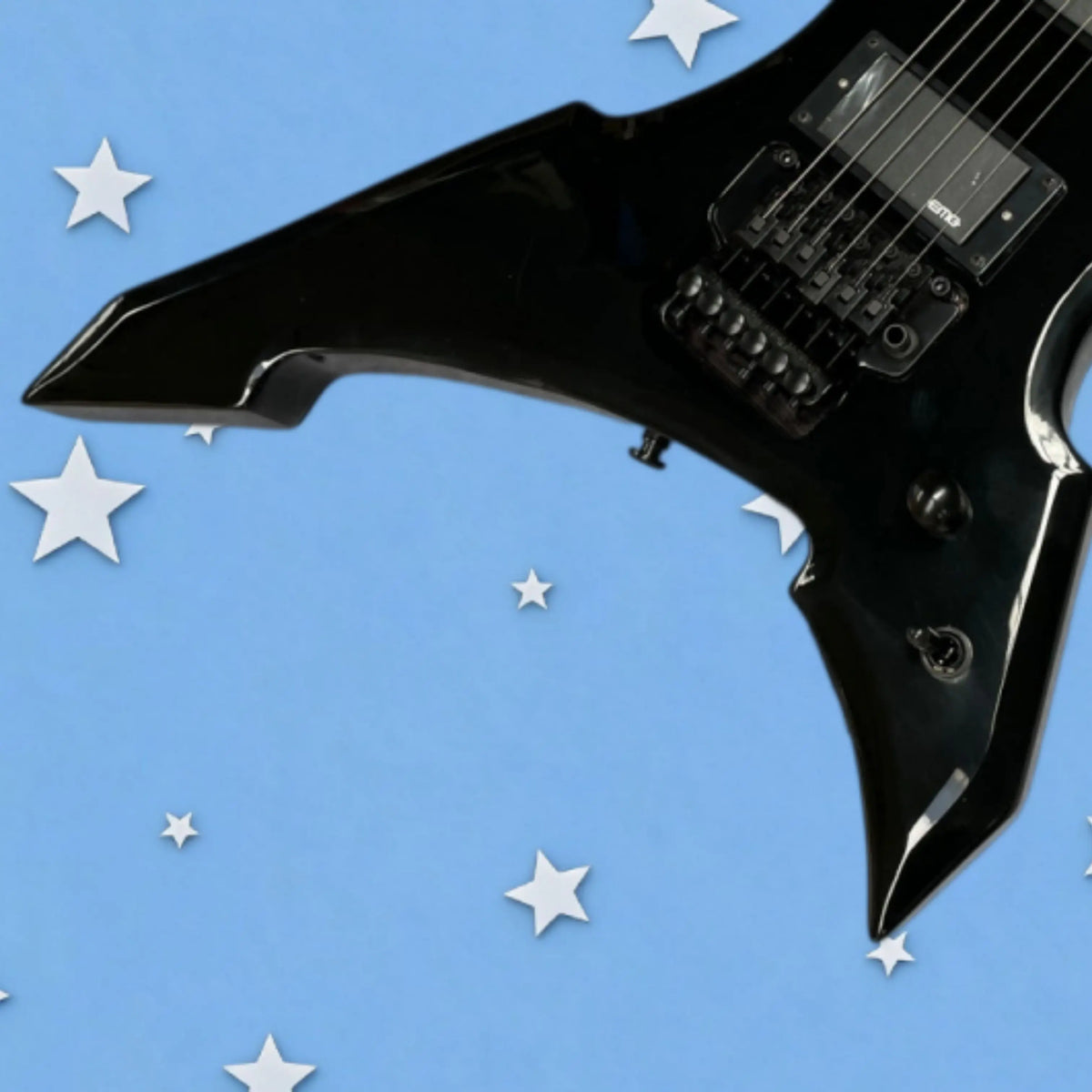 Guitarra eléctrica de diseño angular y color negro intenso, con herrajes completamente negros, pastillas HH, una guitarra de metal distinguida.
