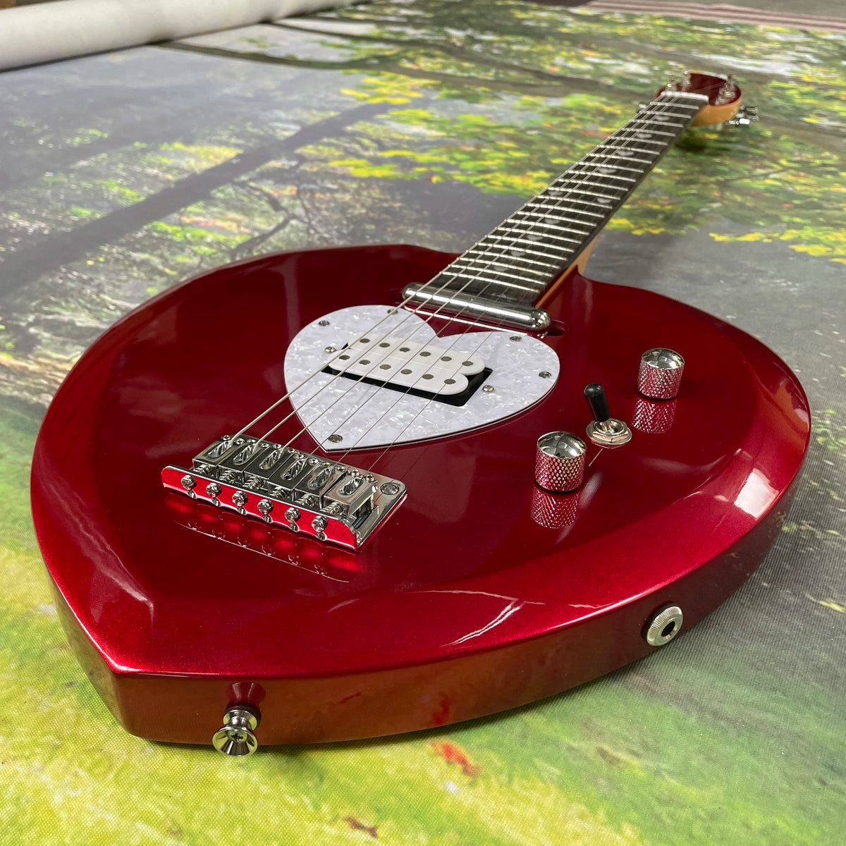 Guitarra eléctrica Red Heart como regalo de guitarra para sus amados una guitarra
