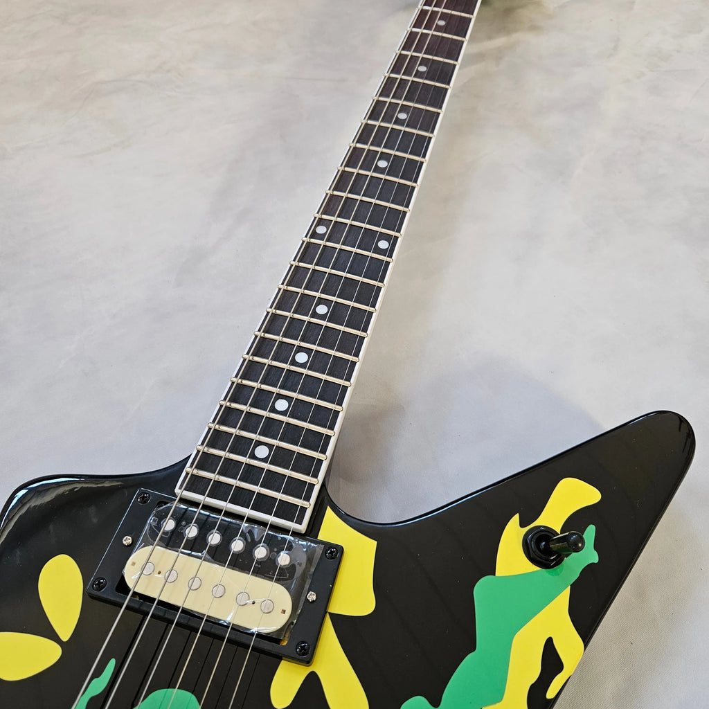 Guitarra eléctrica con diseño de estrellas y estampado de camuflaje, estampado de camuflaje en negro, verde y amarillo, pastillas HS, trémolo con doble sistema de bloqueo, herrajes negros, calidad superior.