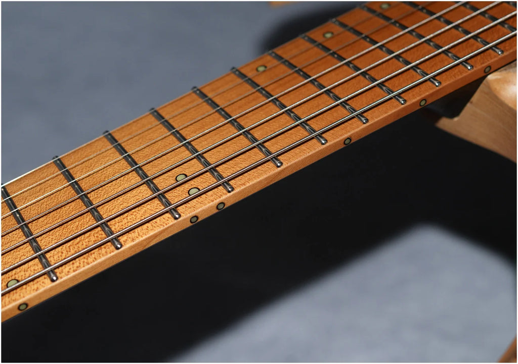 Guitarra eléctrica sin cabeza NK 2026 con trastes en abanico, 7 cuerdas, cuello con unión en cuña, color negro, cuello de arce tostado de 5 capas