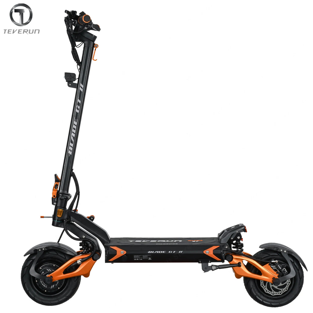 Patinete eléctrico plegable negro y naranja, vista lateral con ruedas grandes