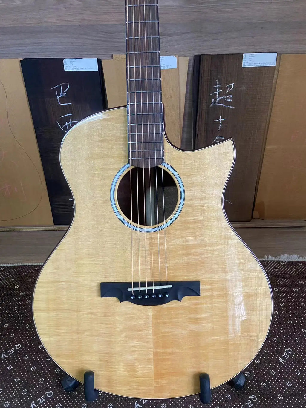 JD-920 Guitarra eléctrica acústica hecha a mano personalizada Todo sólido Abeto de alta calidad Sapele Seductor Musical todo en uno