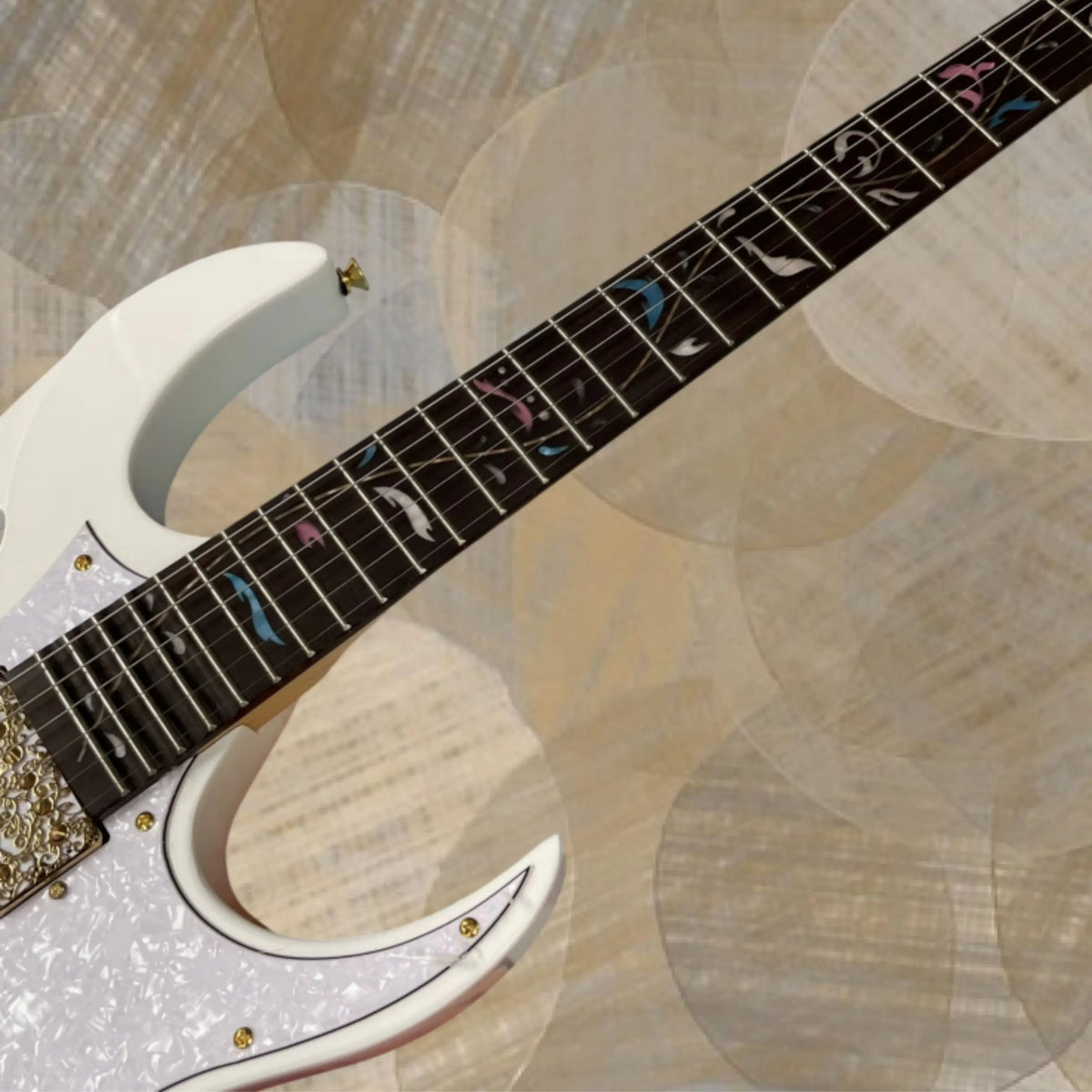 Guitarra eléctrica blanca, guitarras con incrustaciones exquisitas de motivos florales y de vides en la diapasón, accesorios dorados de lujo para guitarras de escenario.