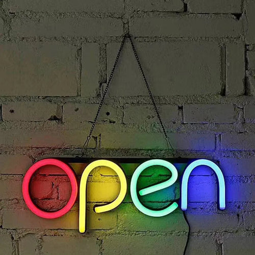 Cartel de neón LED con la palabra «Open» en letras multicolor colgadas