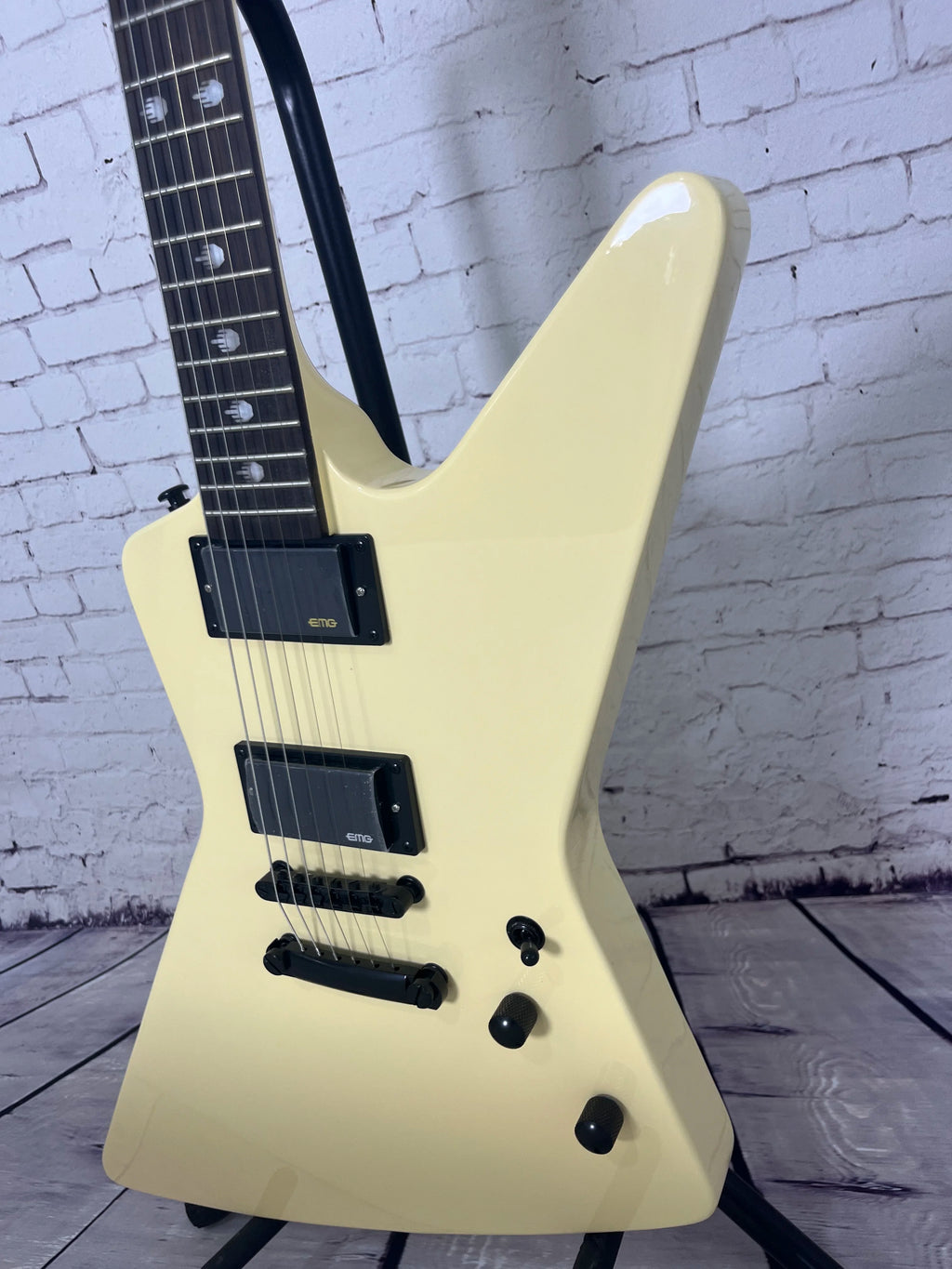 Guitarra eléctrica retro en forma de E, color blanco leche, cuerpo de madera maciza, doble pastilla de alta potencia, herrajes en negro mate, envío gratis