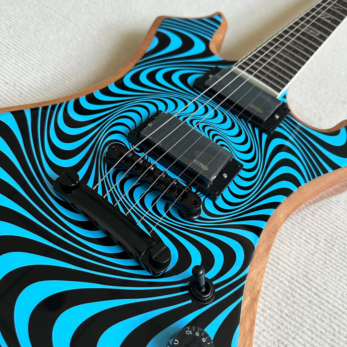 Guitarra eléctrica estilo Warlock, con diseño de remolino azul y negro, borde natural, 6 cuerdas, cuerpo sólido, guitarra de metal pesado.