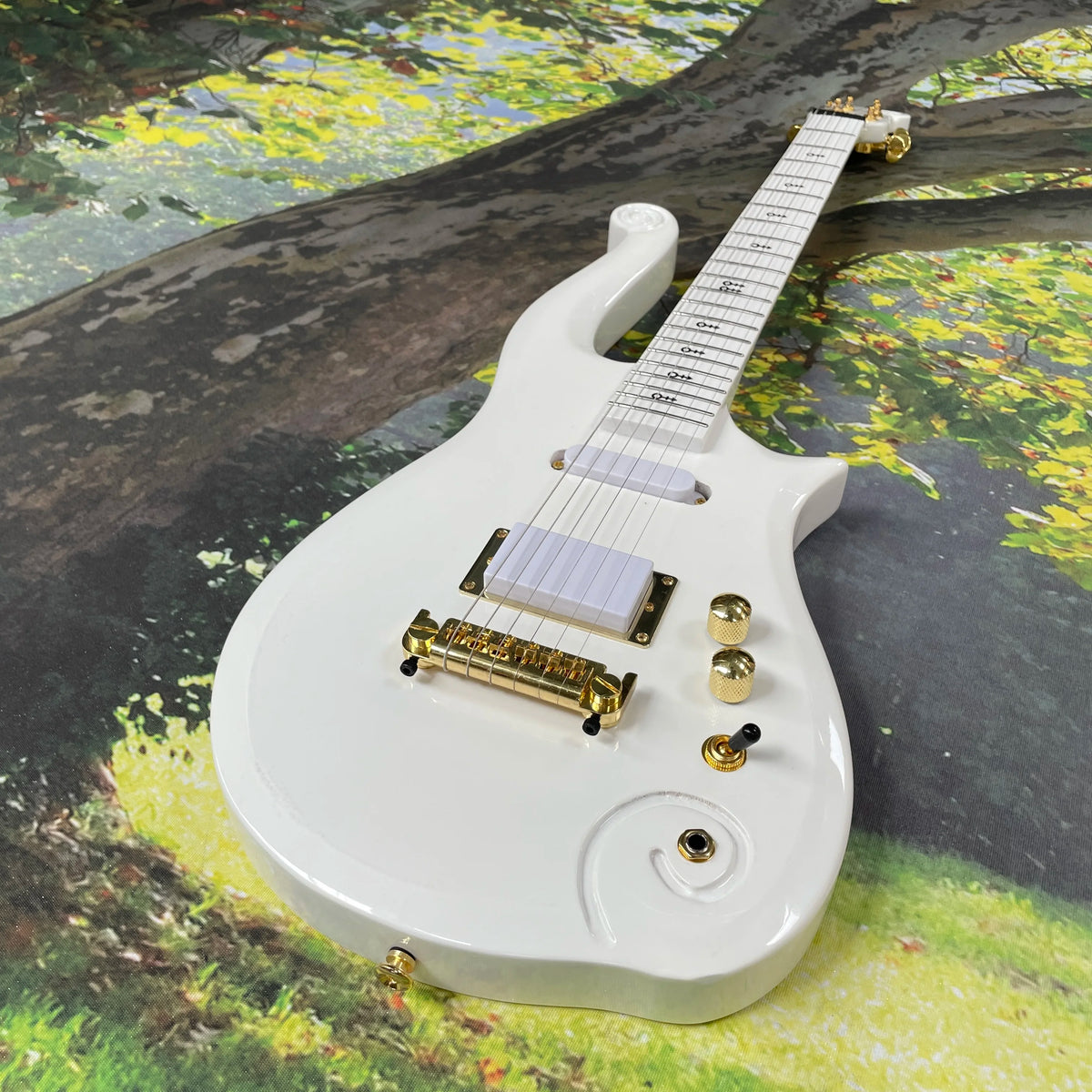 Guitarra eléctrica minimalista de lujo en blanco puro, cuerpo de palisandro con herrajes chapados en oro, guitarra eléctrica de rock.