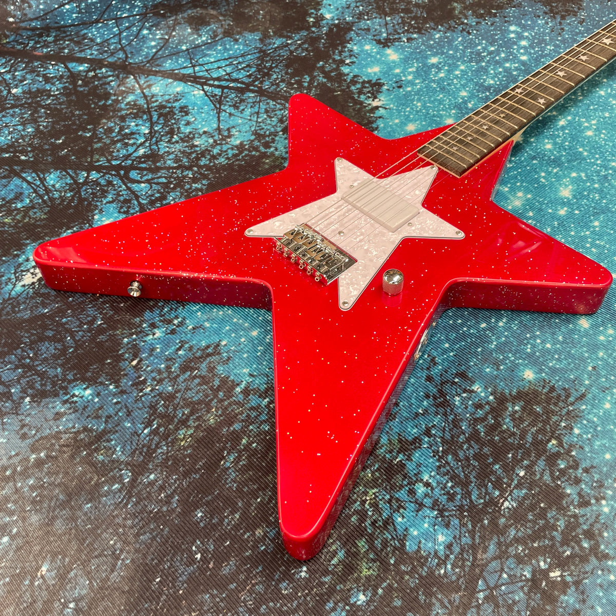 Guitarra eléctrica con forma de estrella de cinco puntas, guitarra con diapasón de palisandro, guitarra eléctrica con pastilla de bobina simple.