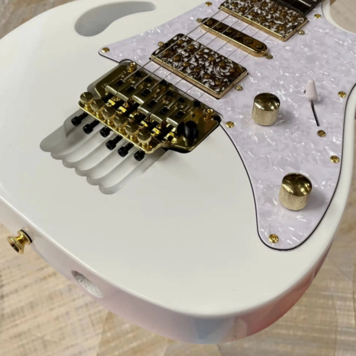 Guitarra eléctrica blanca, guitarras con incrustaciones exquisitas de motivos florales y de vides en la diapasón, accesorios dorados de lujo para guitarras de escenario.