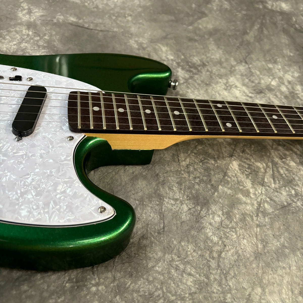 Guitarra Eléctrica Green Mustang con Mástil de Arce y Diapasón de Palisandro, Envío Rápido