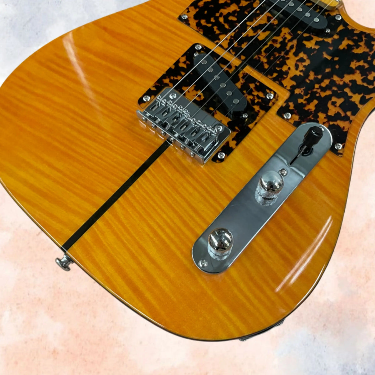 Guitarra eléctrica de cuerpo macizo en color ámbar, con pastillas de acero inoxidable, diapasón de arce y herrajes plateados. Guitarra con un encanto retro, ideal para tocar y coleccionar.