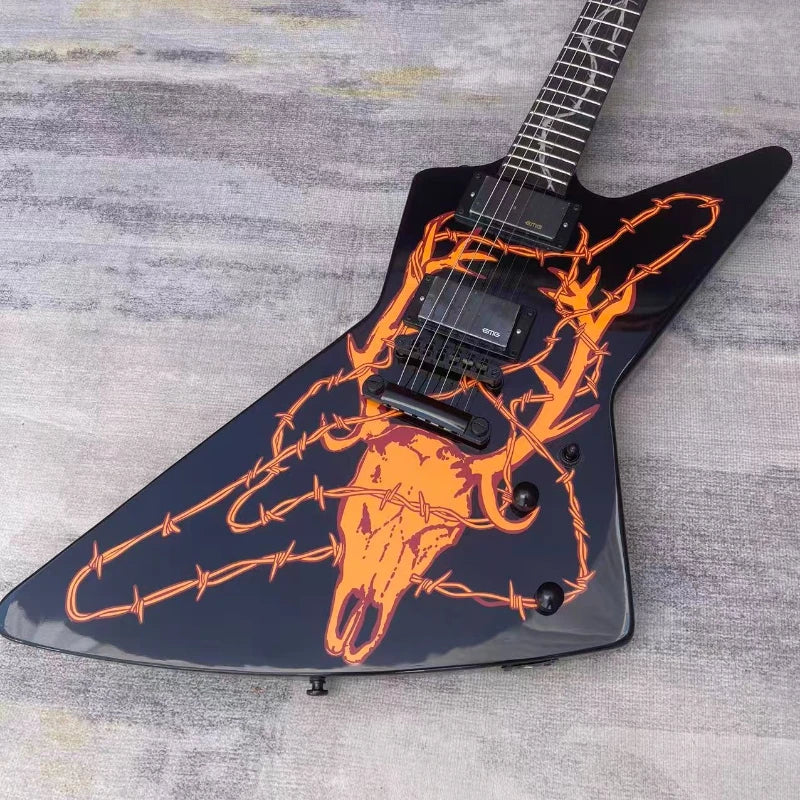 Guitarra Eléctrica Negra con Estampado de Calavera Naranja, Doble Humbucker, Cuerpo Sólido Angular, Estilo Heavy Rock, Envío Gratis