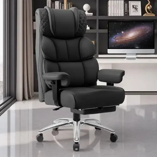 Silla de escritorio en cuero negro, respaldo alto acolchado, reposapiés y base giratoria.