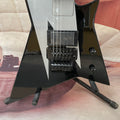 Guitarra eléctrica de 6 cuerdas, cuerpo negro con acabado plateado-gris, guitarra eléctrica con pastillas de doble bobina, guitarra eléctrica de forma única y no convencional.
