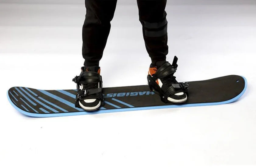Equipo de snowboard al aire libre en parque de snowboard para niños adultos.