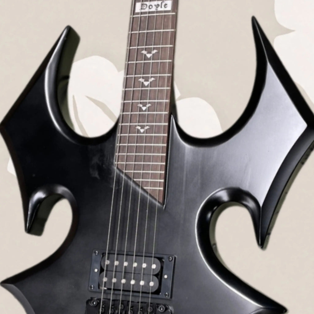Guitarra eléctrica de color negro mate, 27 trastes, diseño angular con contornos artísticos, instrumento para tocar en un estilo de guitarra de gran impacto y para coleccionar.