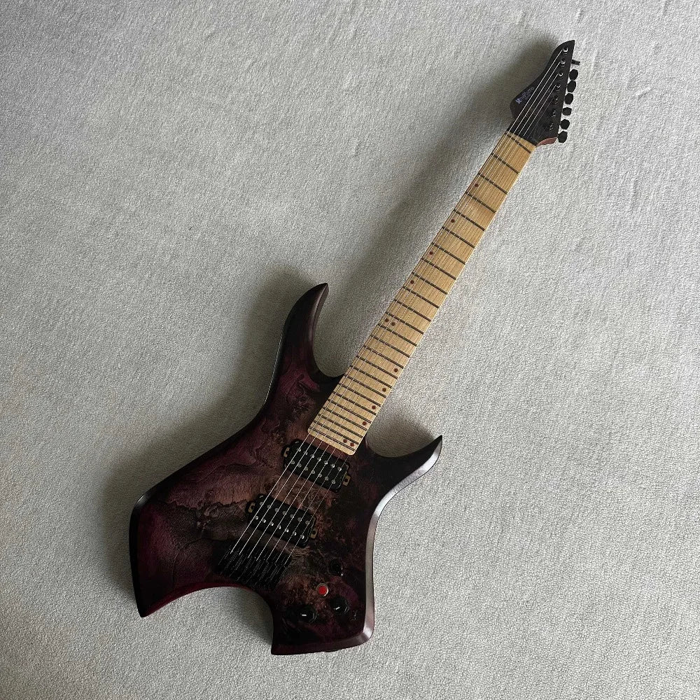 Guitarra eléctrica de 7 cuerdas con trastes en forma de abanico, de 648 mm a 670 mm, tapa de arce con vetas de color púrpura oscuro, incrustaciones de puntos rojos y puntos fluorescentes en los laterales del mástil.