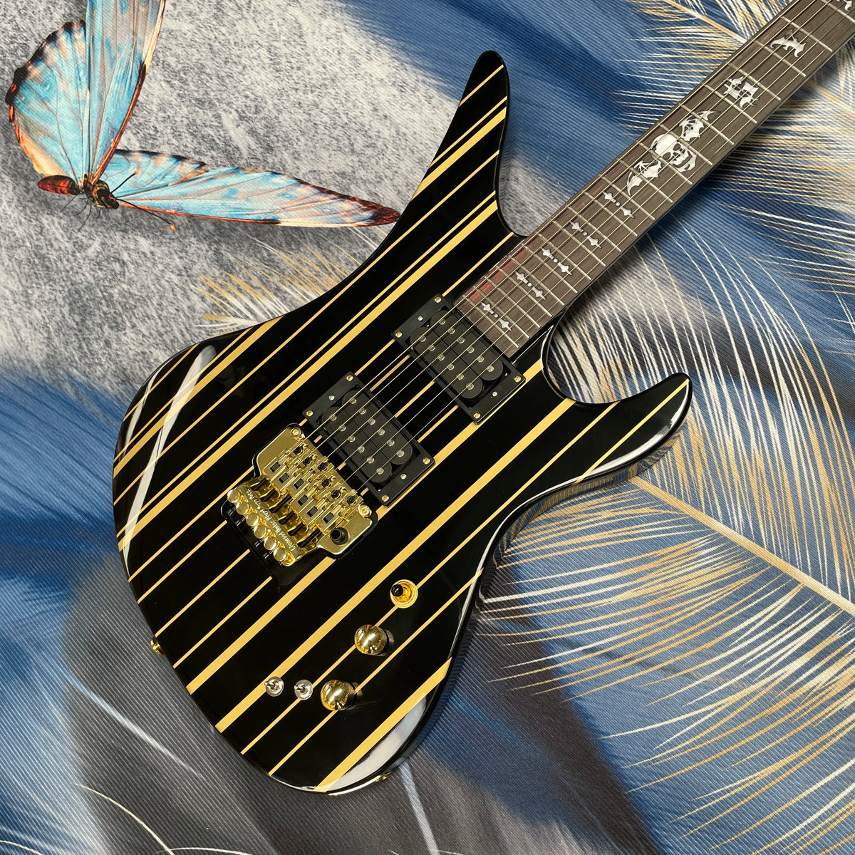 Guitarra eléctrica de 6 cuerdas con rayas negras y doradas, cuerpo de caoba con sonido rico, guitarra de heavy metal con doble bloqueo.