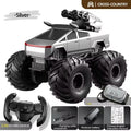 Coche RC anfibio plateado con ruedas grandes negras y control remoto 2.4G