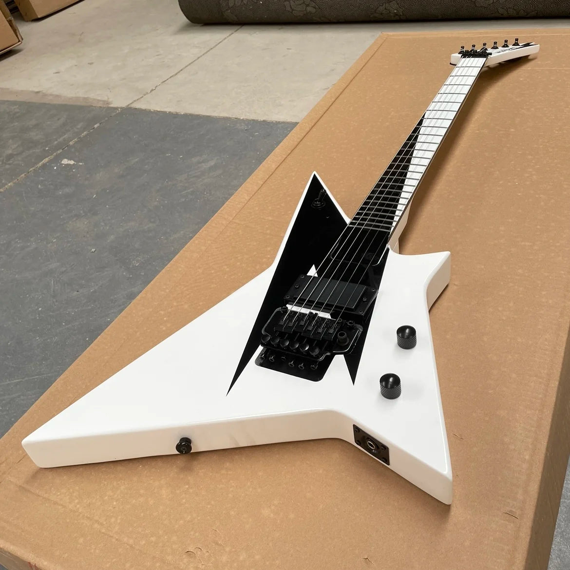 Guitarra eléctrica personalizada blanca de 6 cuerdas con pastillas de doble bobina y herrajes negros. Guitarra suave y fácil de tocar