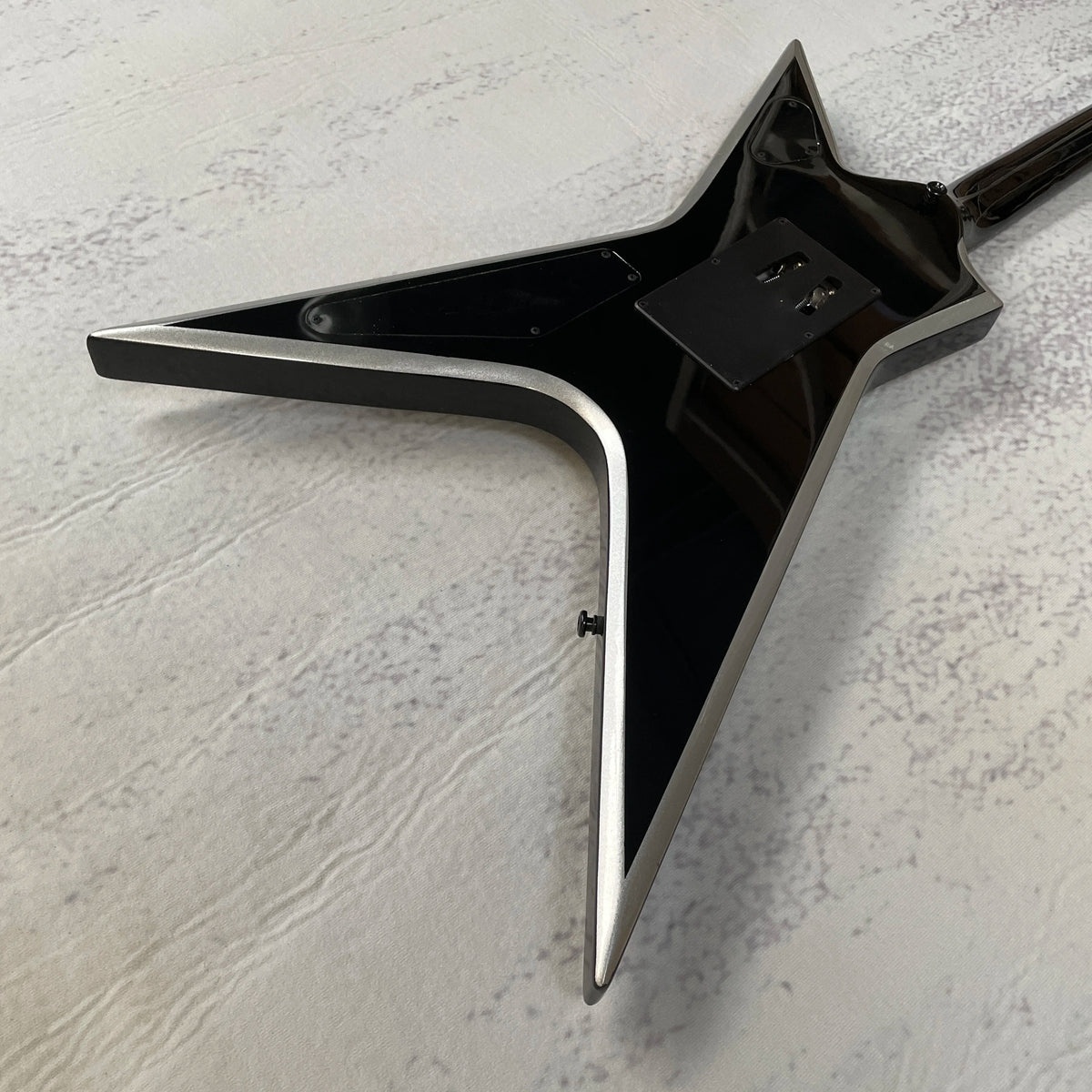 Guitarra eléctrica Star V, acabado en negro brillante con ribete plateado, doble sistema de captación de alta ganancia, trémolo con doble sistema de bloqueo, mástil de ébano, 22 trastes.