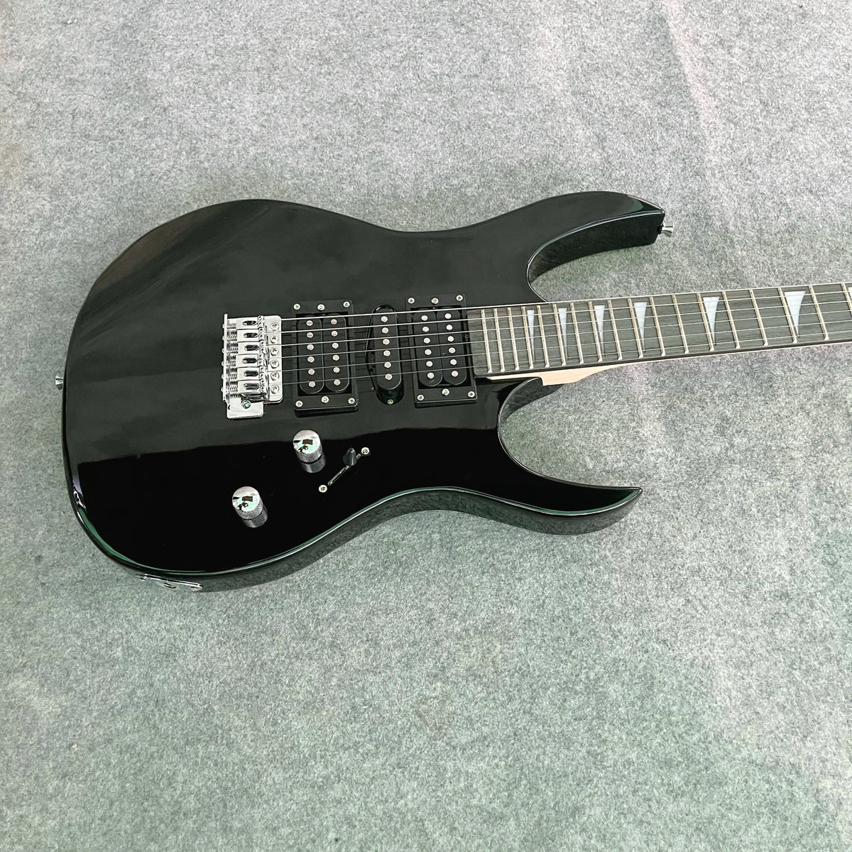 Introducción al Rendimiento y Práctica de la Guitarra Eléctrica Negra para Estudiantes 170 Guitarra Eléctrica