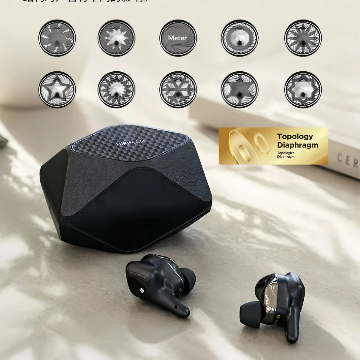 Auriculares inalámbricos negros con estuche hexagonal abierto y puntas de silicona