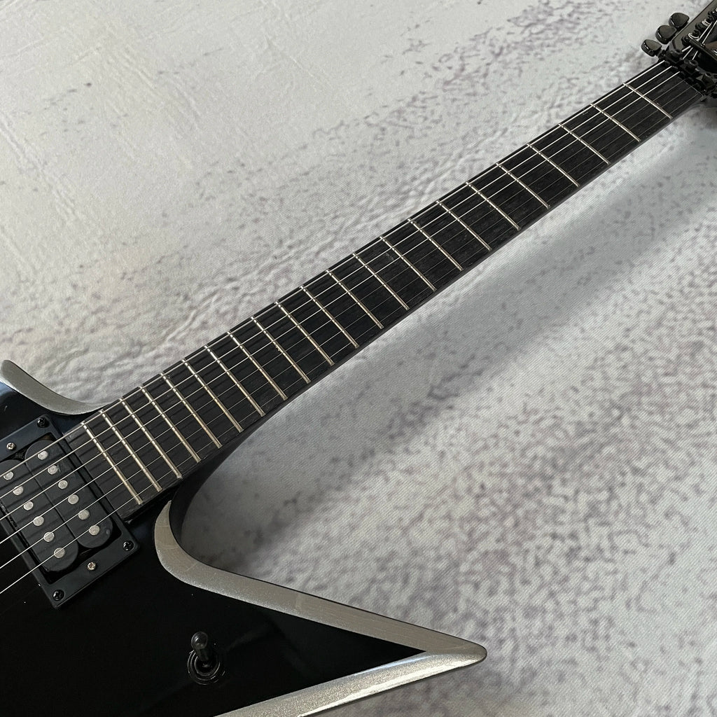 Guitarra eléctrica Star V, acabado en negro brillante con ribete plateado, doble sistema de captación de alta ganancia, trémolo con doble sistema de bloqueo, mástil de ébano, 22 trastes.