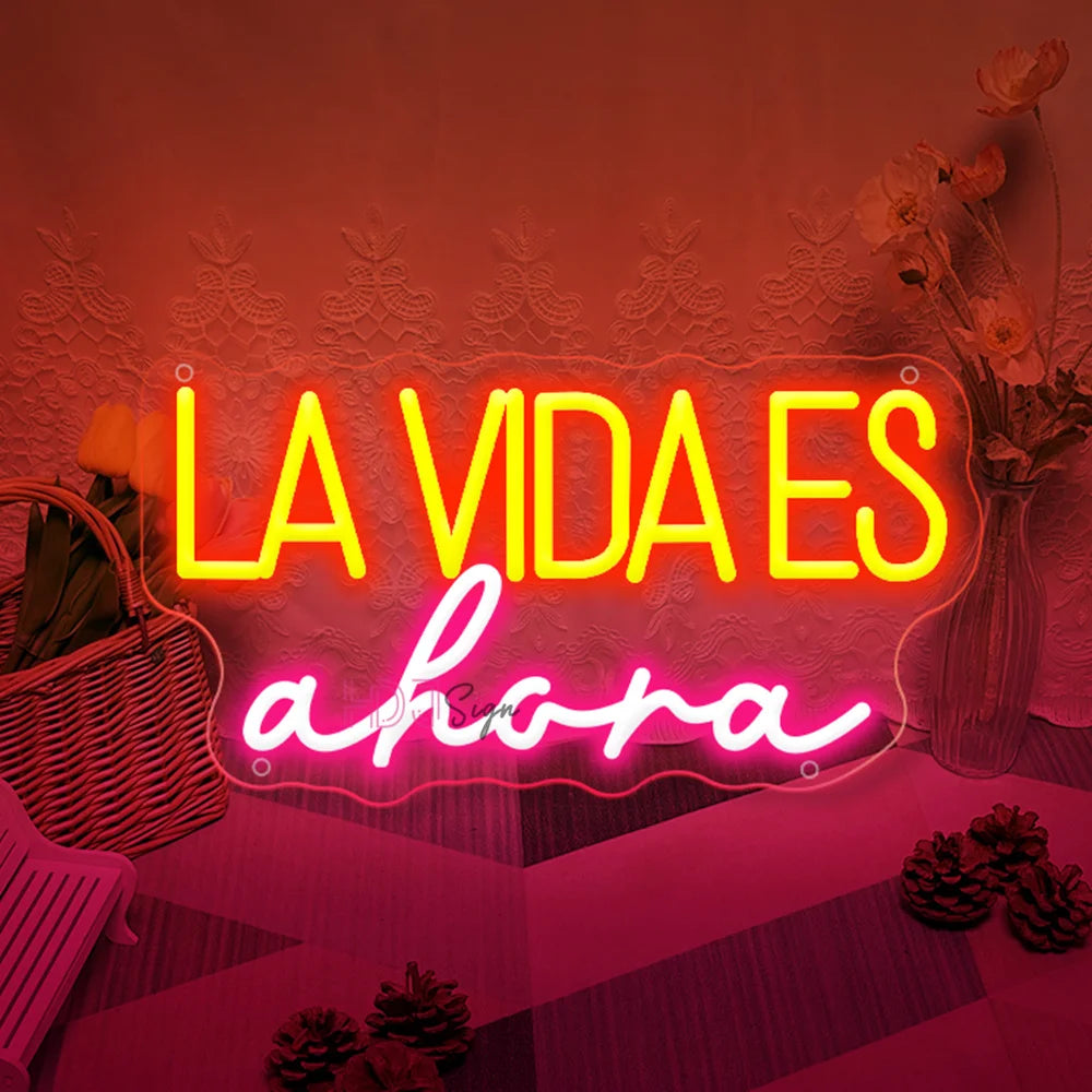 Cartel LED neón USB con «La vida es ahora»; luz rosa y amarilla