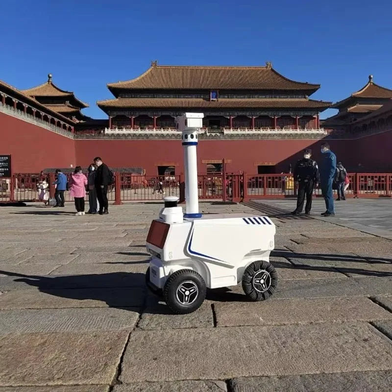 Robot de seguridad exterior blanco con torreta de cámaras y ruedas con tracción