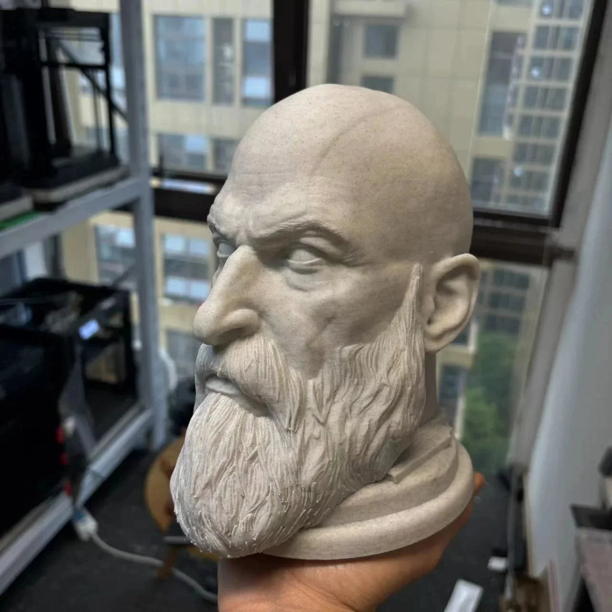 Estatua de Kratos de God of War, soporte para auriculares, personajes de juego, figuras, juguete, modelo de cabeza para escritorio, soporte para auriculares de computadora